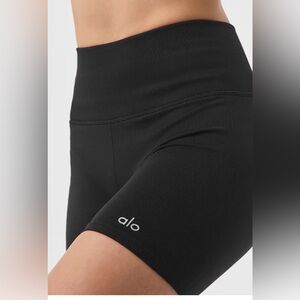 Alo yoga 3 inch shorts. XS great condition
